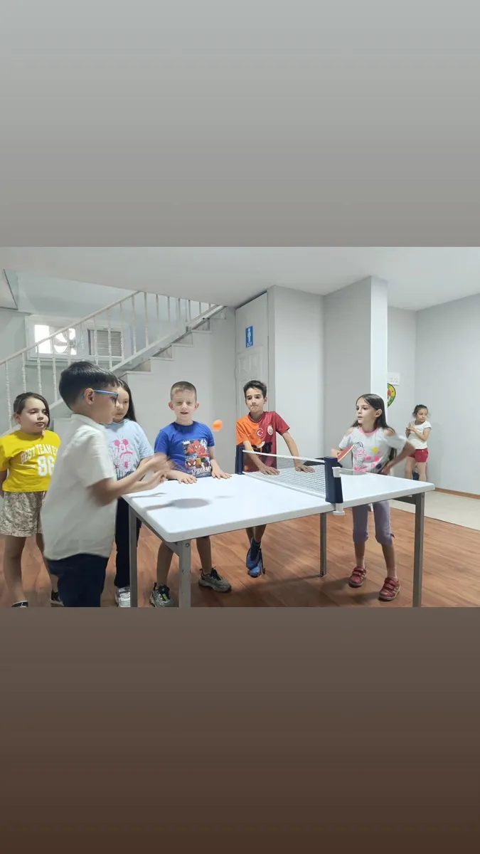 Melek Kener kurs öğrencileri masa tenisi oynuyor, spor ve eğlence bir arada